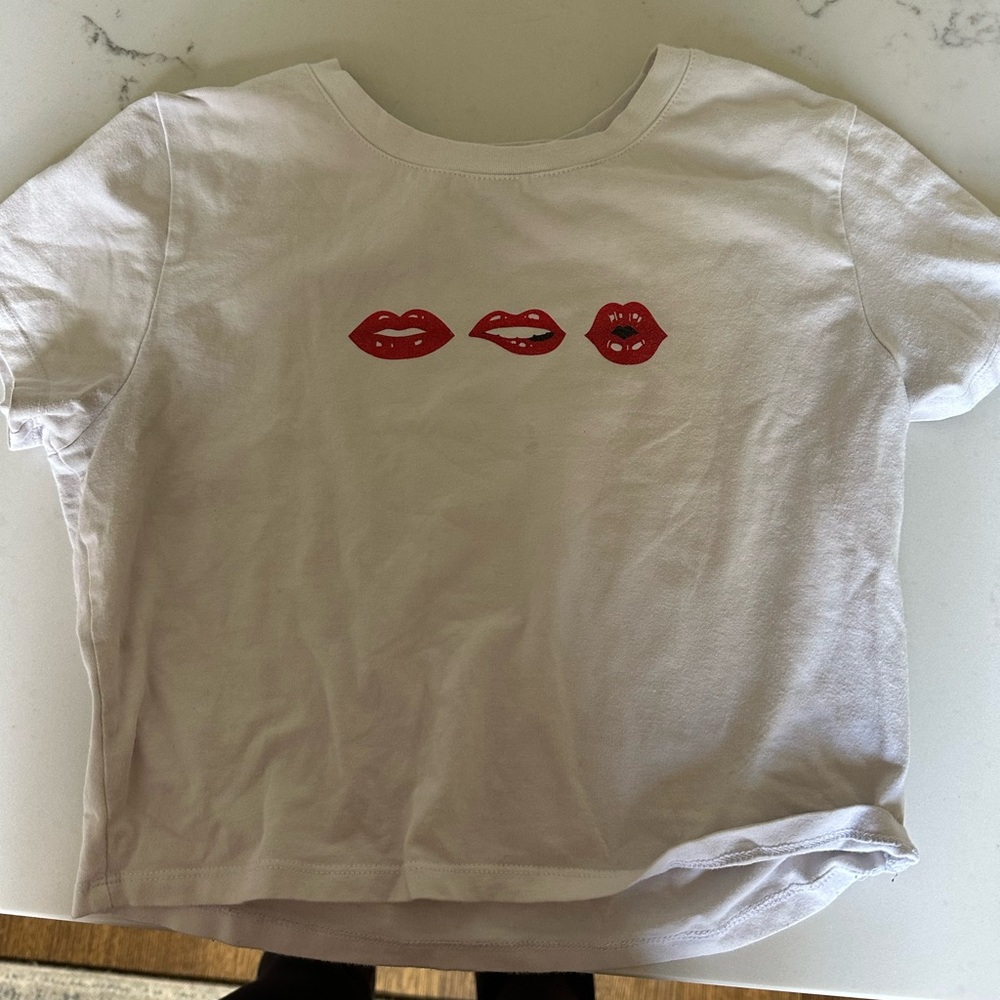 Cropped lips shirt
